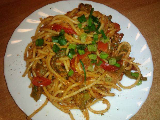 Makaron spaghetti z papryką i pomidorami