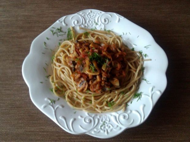 Makaron spaghetti z pieczarkami i pomidorami