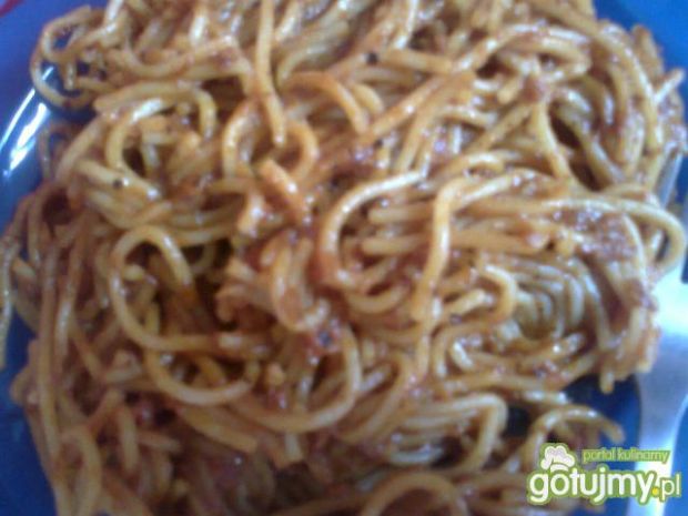 Makaron Spaghetti z sosem pomidorowym