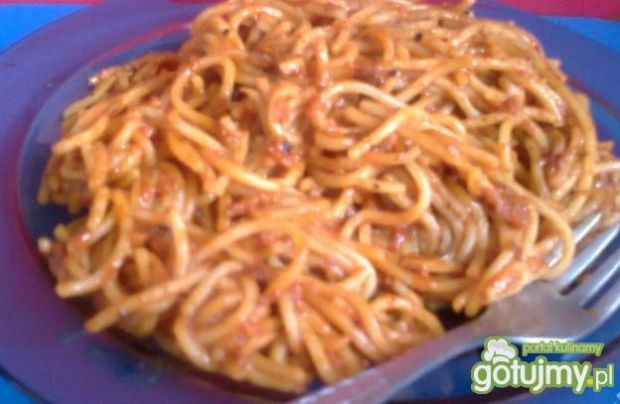 Makaron Spaghetti z sosem pomidorowym