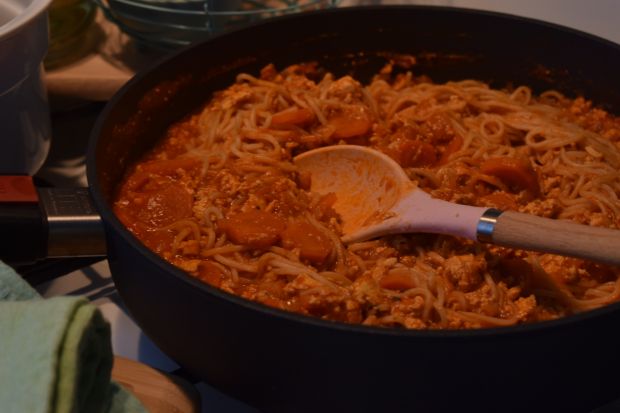 Makaron spaghetti z tofu i marchewką