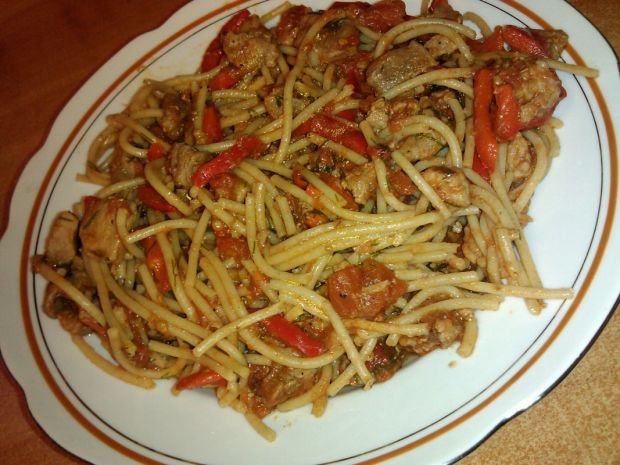 Makaron spaghetti z wieprzowiną i warzywnym sosem
