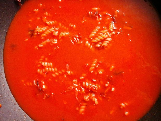 Makaron w soku pomidorowym z wędzoną kiełbasą