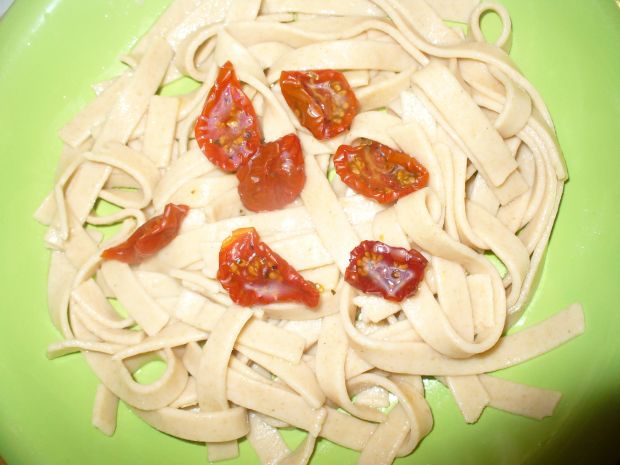Makaron wstążki z sosem i pomidorkami suszonymi