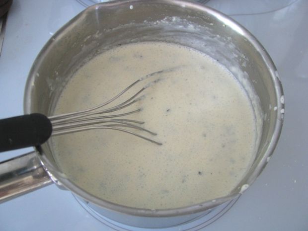 Makaron z bobem i boczkiem w sosie serowym