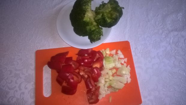 Makaron z brokułami, papryką i pesto