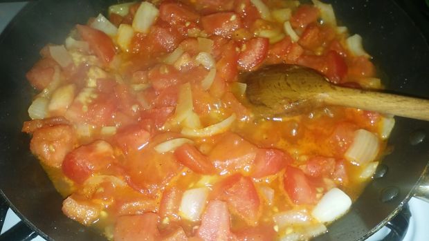 Makaron z cukinią i kiełbasą w sosie pomidorowym