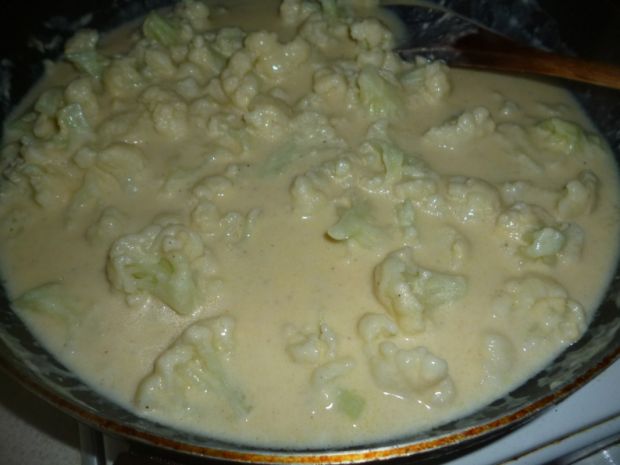 Makaron z kalafiorem w sosie serowym i pistacjami