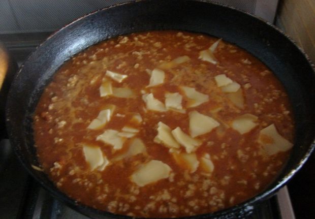 Makaron z karczkiem w sosie paprykowym
