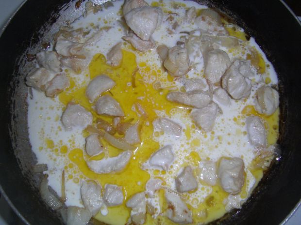 Makaron z kurczakiem w sosie śmietanowym z curry