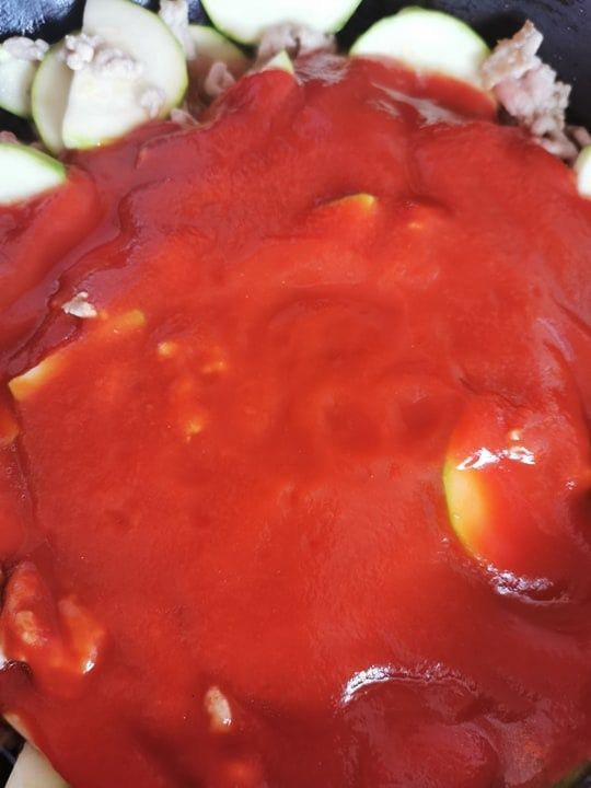 Makaron z mięsem, cukinią i sosem pomidorowym