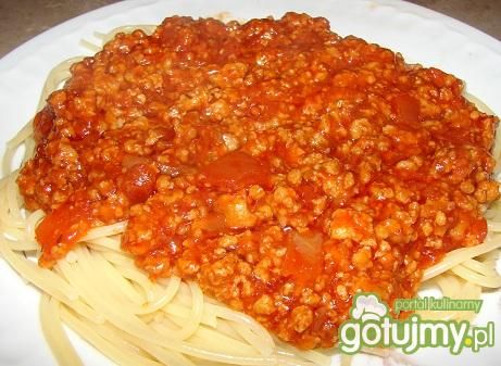 Makaron z mięsem i sosem pomidorowym