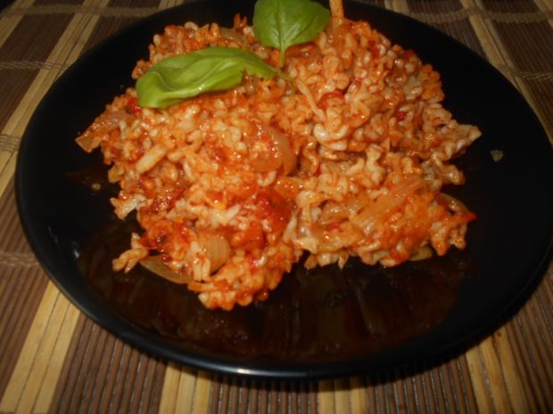 Makaron z pomidorowo-cebulowym sosem 