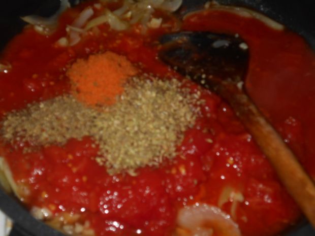 Makaron z pomidorowo-cebulowym sosem 