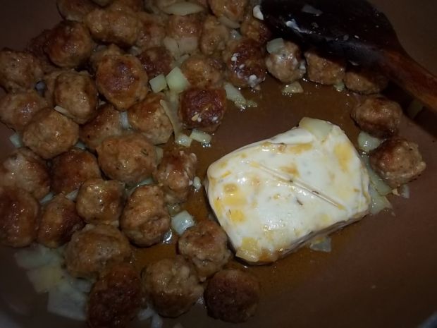 Makaron z pulpecikami w serowym sosie