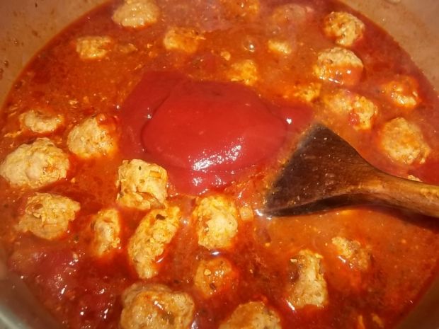 Makaron z pulpecikami w sosie pomidorowym