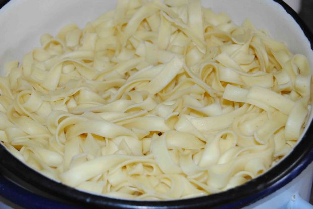 Makaron  z serem i karmelizowanymi  śliwkami