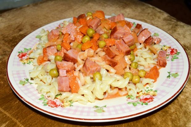 Makaron z sosem i kiełbaską