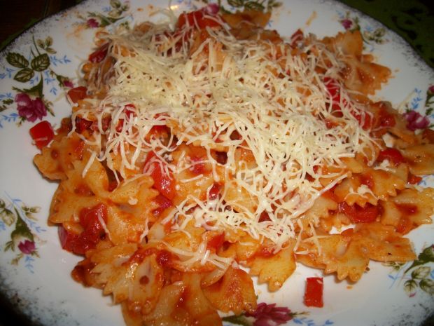 Makaron z sosem paprykową-pomidorowym