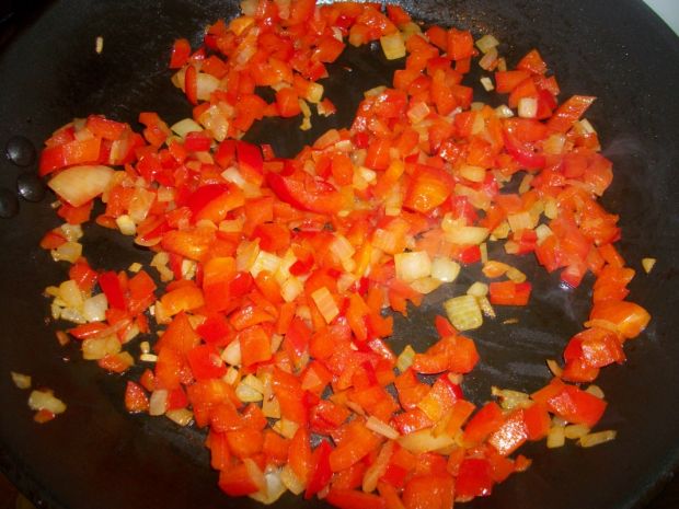 Makaron z sosem paprykową-pomidorowym