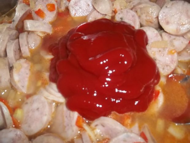Makaron z sosem paprykowym i kiełbasą 