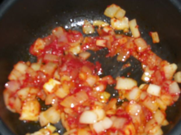 Makaron z sosem pomidorowo-selerowym 