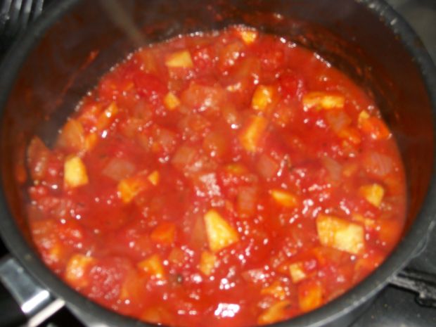 Makaron z sosem pomidorowo-selerowym 