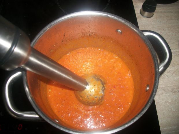 Makaron z sosem pomidorowym i kiełbasą
