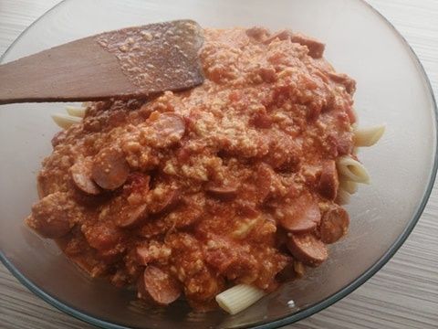 Makaron z sosem pomidorowym i parówką