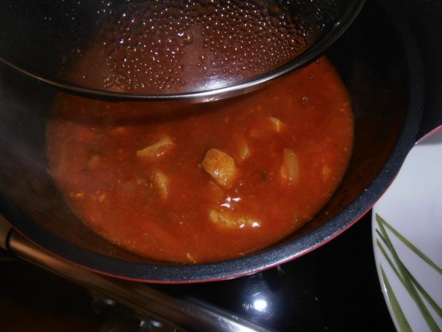 Makaron z sosem pomidorowym i wędzonym radamerem