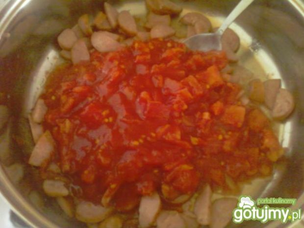 Makaron z sosem pomidorowym z fasolką