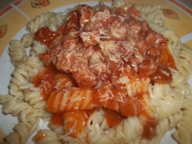 Makaron z sosem pomidorowym z kiełbasą i serem