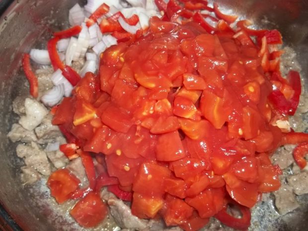 Makaron z sosem pomidorowym z mięsem