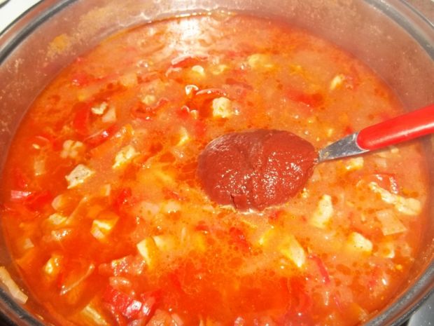Makaron z sosem pomidorowym z mięsem