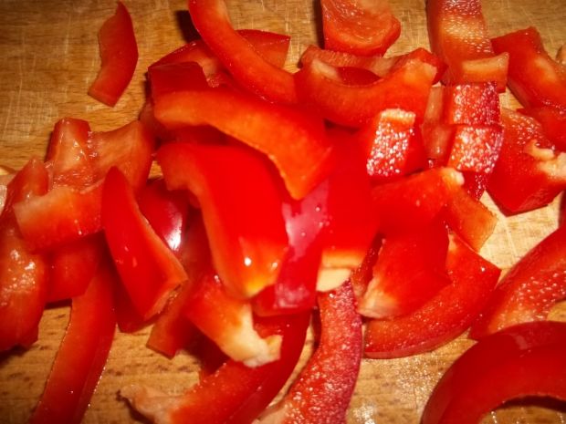 Makaron z sosem pomidorowym z pieczarkami