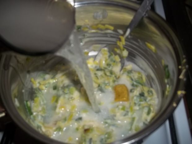 Makaron z sosem serowo - porowym z jajkami