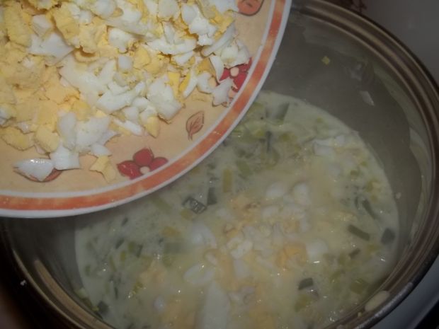 Makaron z sosem serowo - porowym z jajkami