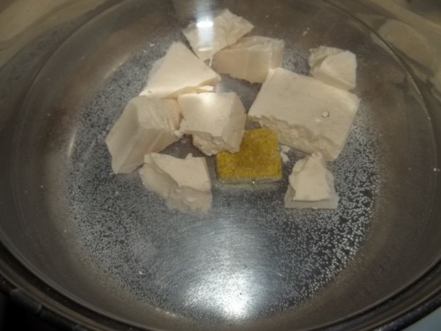 Makaron z sosem serowym i jajkami