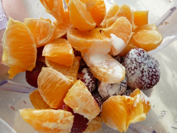 Makaron z sosem truskawkowym z pomarańczą