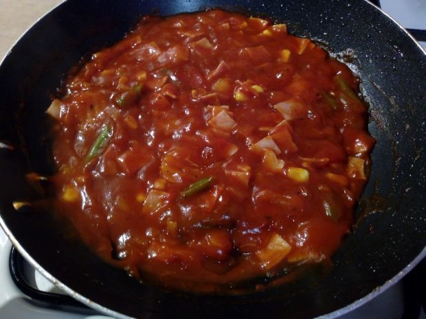 Makaron z szynką i warzywami w sosie pomidorowym