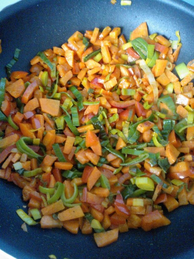 Makaron z zupki Vifon z warzywami na patelni