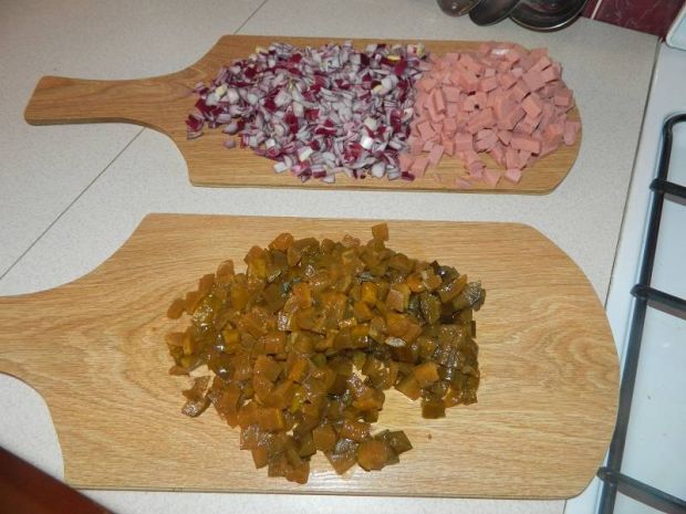 Makaronowa sałatka z mortadelą i ogórkami chili