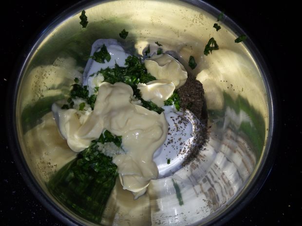 Makaronowa sałatka z sosem jogurtowo - bazyliowym 