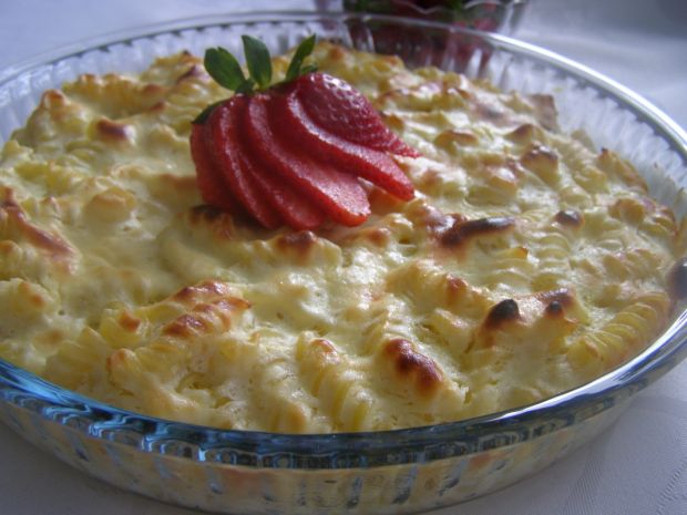 Makaronowa zapiekanka z serem i truskawkami 