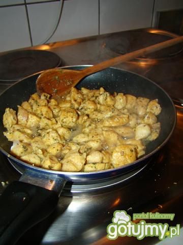 Makaronowo-kurczakowa sycąca sałatka