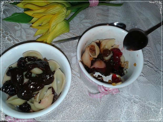 Makaronowy deser z owocami suszonymi i czekoladą