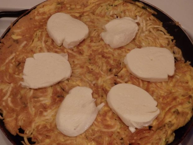 Makaronowy omlet z mozzarellą