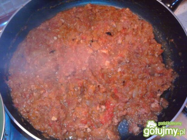Makarony z gęstym sosem pomidorowym