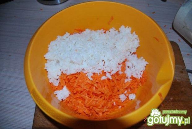 Marchewkowo-ryżowe kotleciki z sosem .