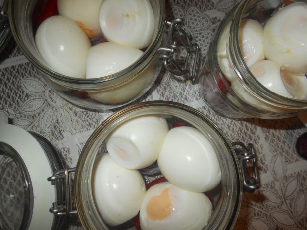 Marynowane jajka z papryką i cebulą